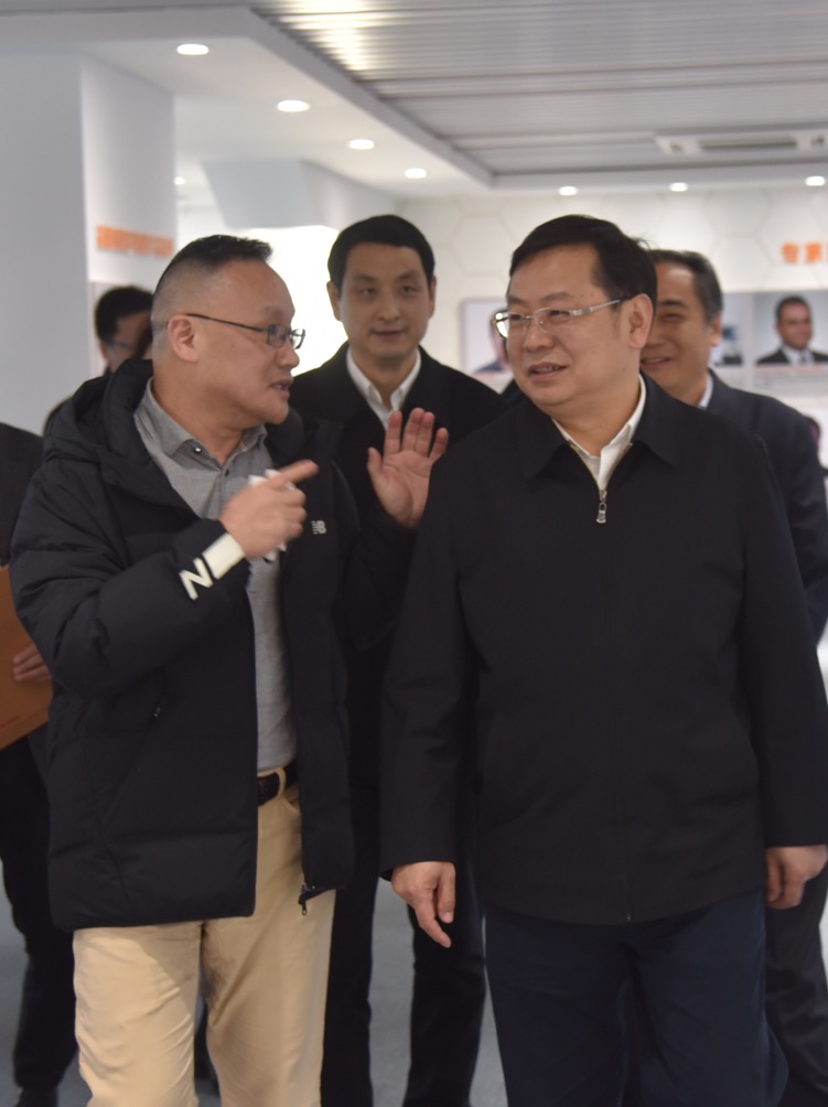 湖北省政府副秘书长刘仲初一行到亚洲集团新产品基地调研